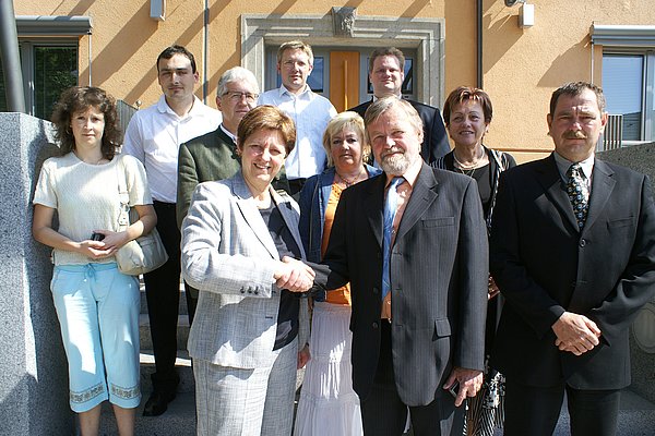 Besuch einer Delegation aus Blovice im Jahr 2009 vor dem Rathaus in Teublitz