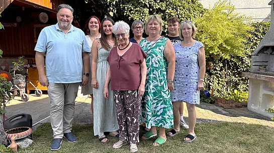 Bürgermeister Thomas Beer steht gemeinsam mit der Jubilarin Paula Schindler und mehreren Angehörigen im Garten ihres Hauses für ein Erinnerungsfoto anlässlich ihres 80. Geburtstags.