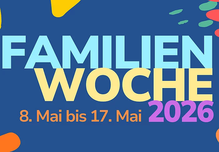 Eine farbenfrohe Grafik mit abstrakten Formen zeigt groß den Schriftzug „Familienwoche 2026“ sowie darunter den Zeitraum vom 8. bis 17. Mai.