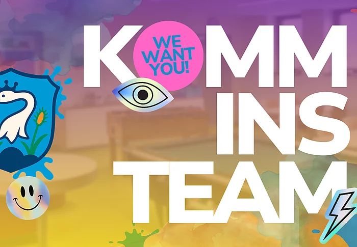 Eine bunte Grafik mit dem Stadtwappen und großen Schriftzügen wirbt vor dem Hintergrund eines Jugendtreffs dafür, dass sich Menschen ehrenamtlich engagieren und Teil des Teams werden.