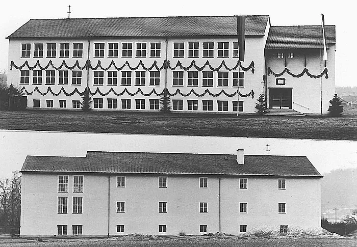 Historische Schwarz-Weiß-Aufnahme des Teublitzer Schulhauses bei seiner Einweihung im Jahr 1950. Zu sehen sind die geschmückte Vorderseite sowie darunter eine Aufnahme der Rückseite des dreigeschossigen Gebäudes.