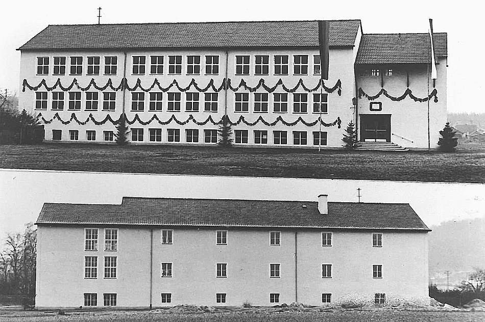 Historische Schwarz-Weiß-Aufnahme des Teublitzer Schulhauses bei seiner Einweihung im Jahr 1950. Zu sehen sind die geschmückte Vorderseite sowie darunter eine Aufnahme der Rückseite des dreigeschossigen Gebäudes.