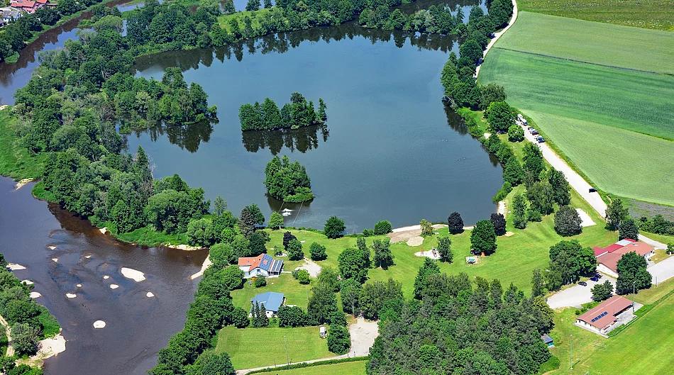 Luftbildaufnahme eines Badesees
