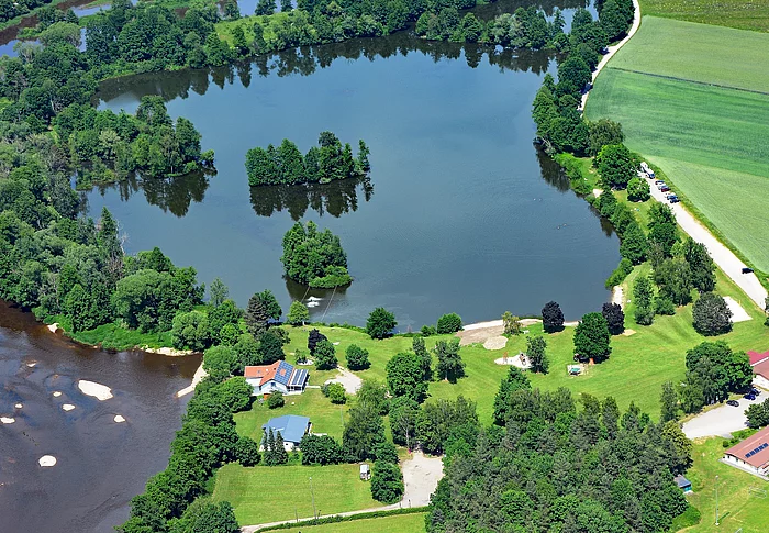 Luftbildaufnahme eines Badesees