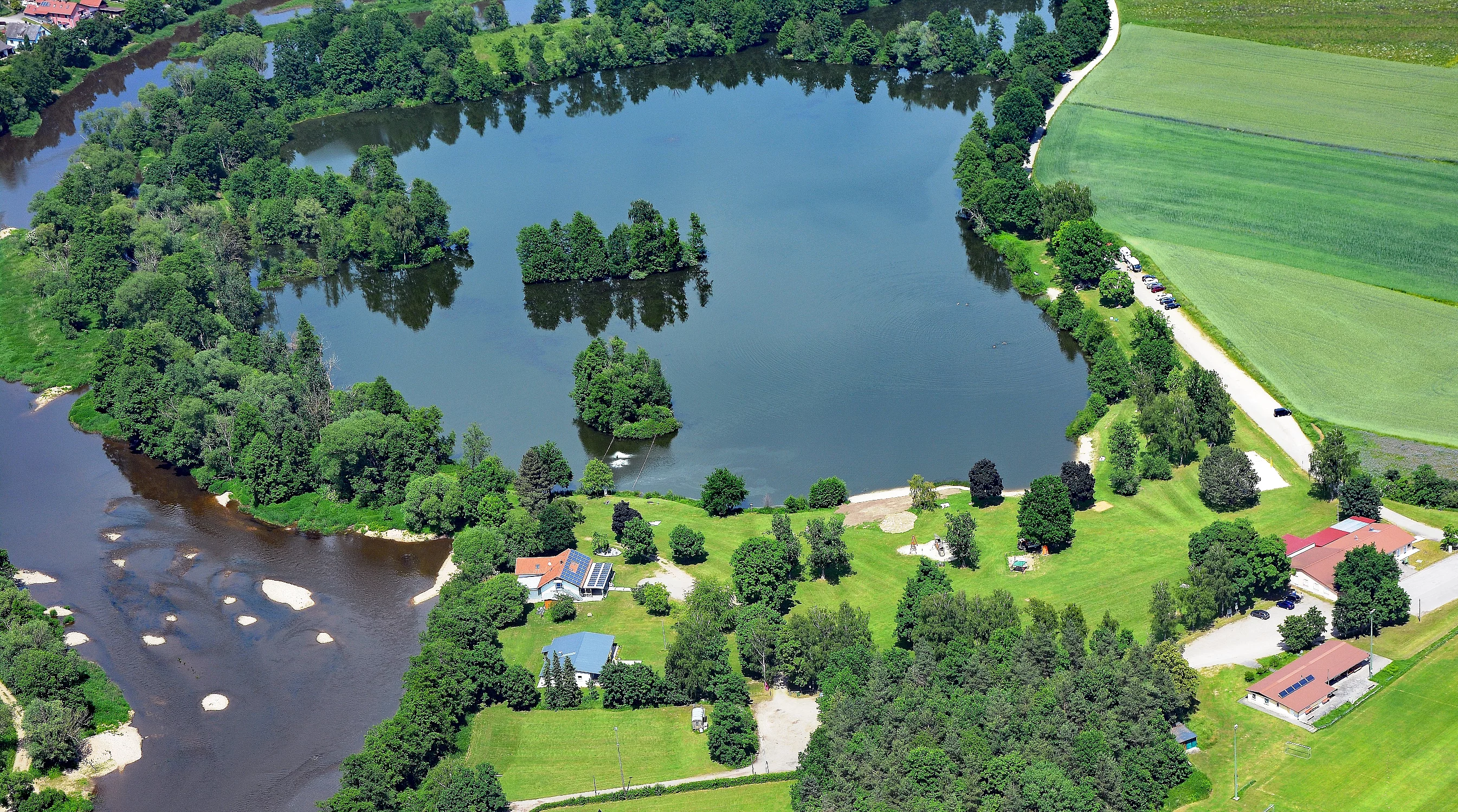 Luftbildaufnahme eines Badesees