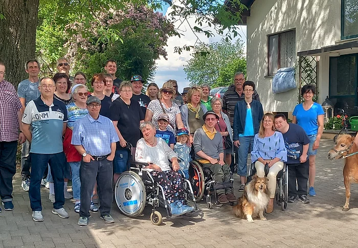 Die Ausflugsgruppe im Innenhof des Bauernhofs.