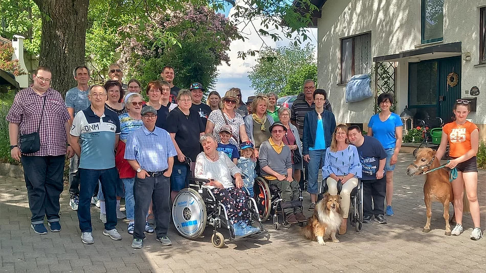 Foto: Reiner Härtl Die Ausflugsgruppe im Innenhof des Bauernhofs.