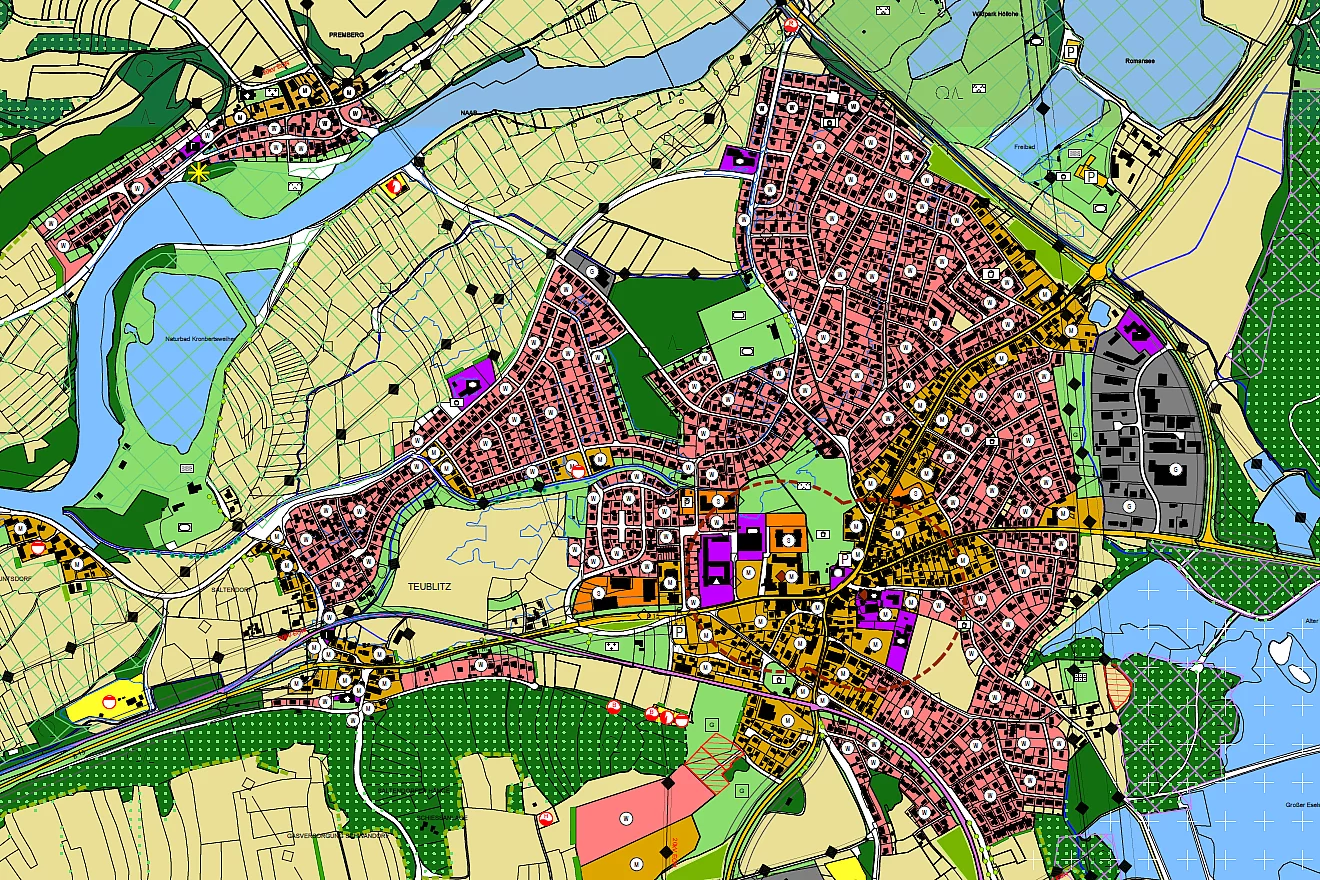 Die farbenreiche Karte zeigt einen detaillierten Stadtplanausschnitt von Teublitz mit Wohn- und Gewerbegebieten, Grünflächen, Verkehrswegen sowie verschiedenen markierten Nutzungsarten.