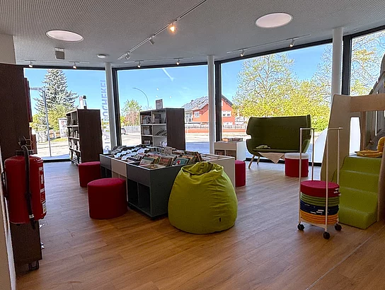 Moderner, heller Kinderbereich der neuen Stadtbücherei mit gemütlichen Sitzmöglichkeiten und liebevoll gestalteten Leseinseln.
