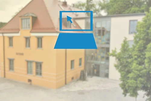 Im Vordergrund ein Laptop-Icon und im Hintergrund das Rathaus Teublitz