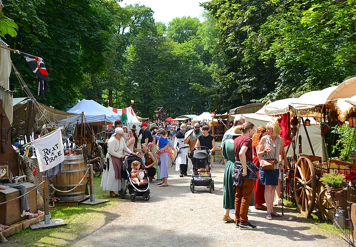 lebhaftes Markttreiben bei den Händlern und den Gästen