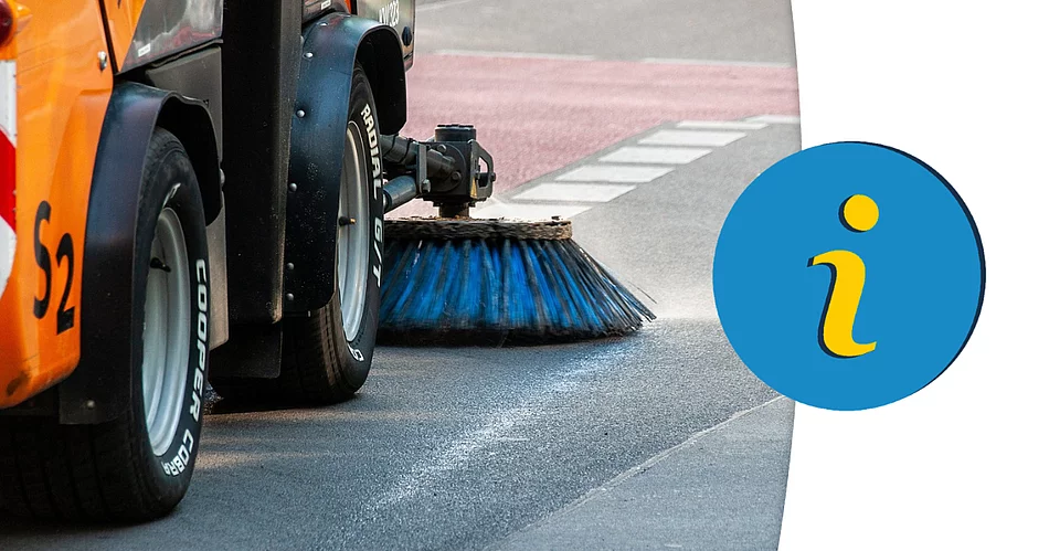 Eine Straßenkehrmaschine reinigt mit rotierender Bürste die Fahrbahn am Straßenrand, während ein Hinweis-Symbol auf wichtige Informationen aufmerksam macht.
