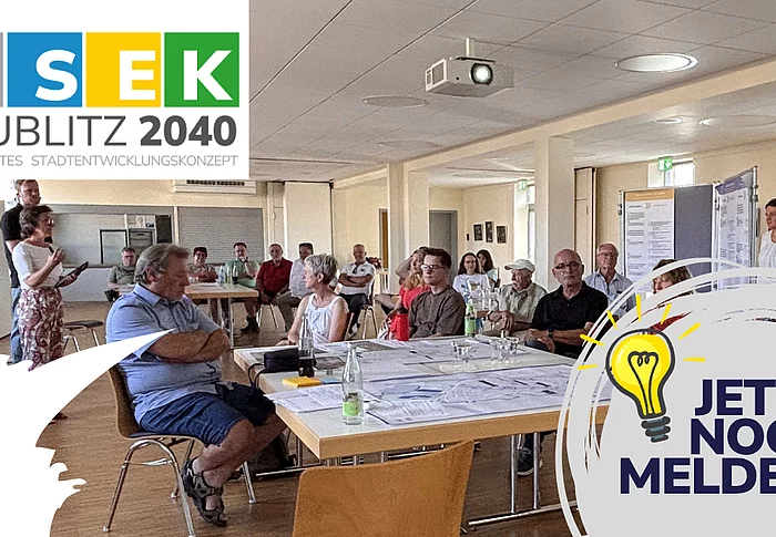 Eine Informationsgrafik zum ISEK Teublitz 2040 zeigt einen Besprechungsraum mit Bürgerinnen und Bürgern, die an einer Informations- und Beteiligungsveranstaltung teilnehmen. Auf den Tischen liegen Pläne und Arbeitsunterlagen, im Hintergrund sind Stellwände mit den Themen des Stadtentwicklungskonzepts aufgebaut. Links oben befindet sich das Logo „ISEK Teublitz 2040“. Rechts unten weist eine große Sprechblase mit einer leuchtenden Glühbirne und der Aufschrift „Jetzt noch melden!“ darauf hin, dass weiterhin Ideen und Anregungen eingereicht werden können.