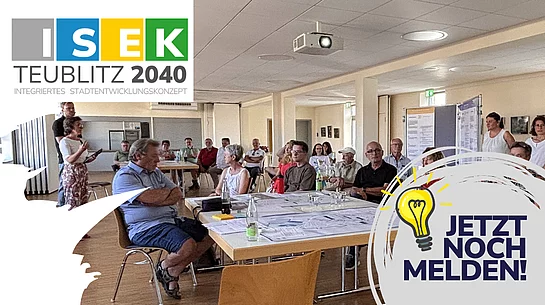 Eine Informationsgrafik zum ISEK Teublitz 2040 zeigt einen Besprechungsraum mit Bürgerinnen und Bürgern, die an einer Informations- und Beteiligungsveranstaltung teilnehmen. Auf den Tischen liegen Pläne und Arbeitsunterlagen, im Hintergrund sind Stellwände mit den Themen des Stadtentwicklungskonzepts aufgebaut. Links oben befindet sich das Logo „ISEK Teublitz 2040“. Rechts unten weist eine große Sprechblase mit einer leuchtenden Glühbirne und der Aufschrift „Jetzt noch melden!“ darauf hin, dass weiterhin Ideen und Anregungen eingereicht werden können.