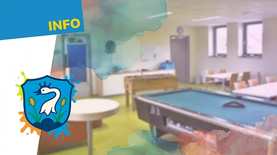 Die Grafik zeigt den Aufenthaltsraum des Jugendtreffs im Mehrgenerationenhaus mit Billardtisch, Tischkicker, Sitzgelegenheiten und dem Logo des Jugendtreffs. Sie weist darauf hin, dass der Jugendtreff regulär geöffnet hat.
