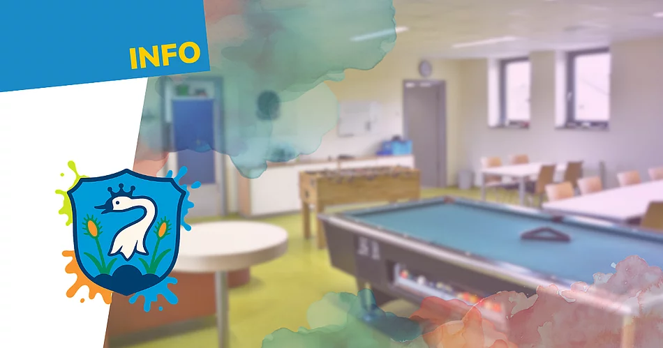 Die Grafik zeigt den Aufenthaltsraum des Jugendtreffs im Mehrgenerationenhaus mit Billardtisch, Tischkicker, Sitzgelegenheiten und dem Logo des Jugendtreffs. Sie weist darauf hin, dass der Jugendtreff regulär geöffnet hat.