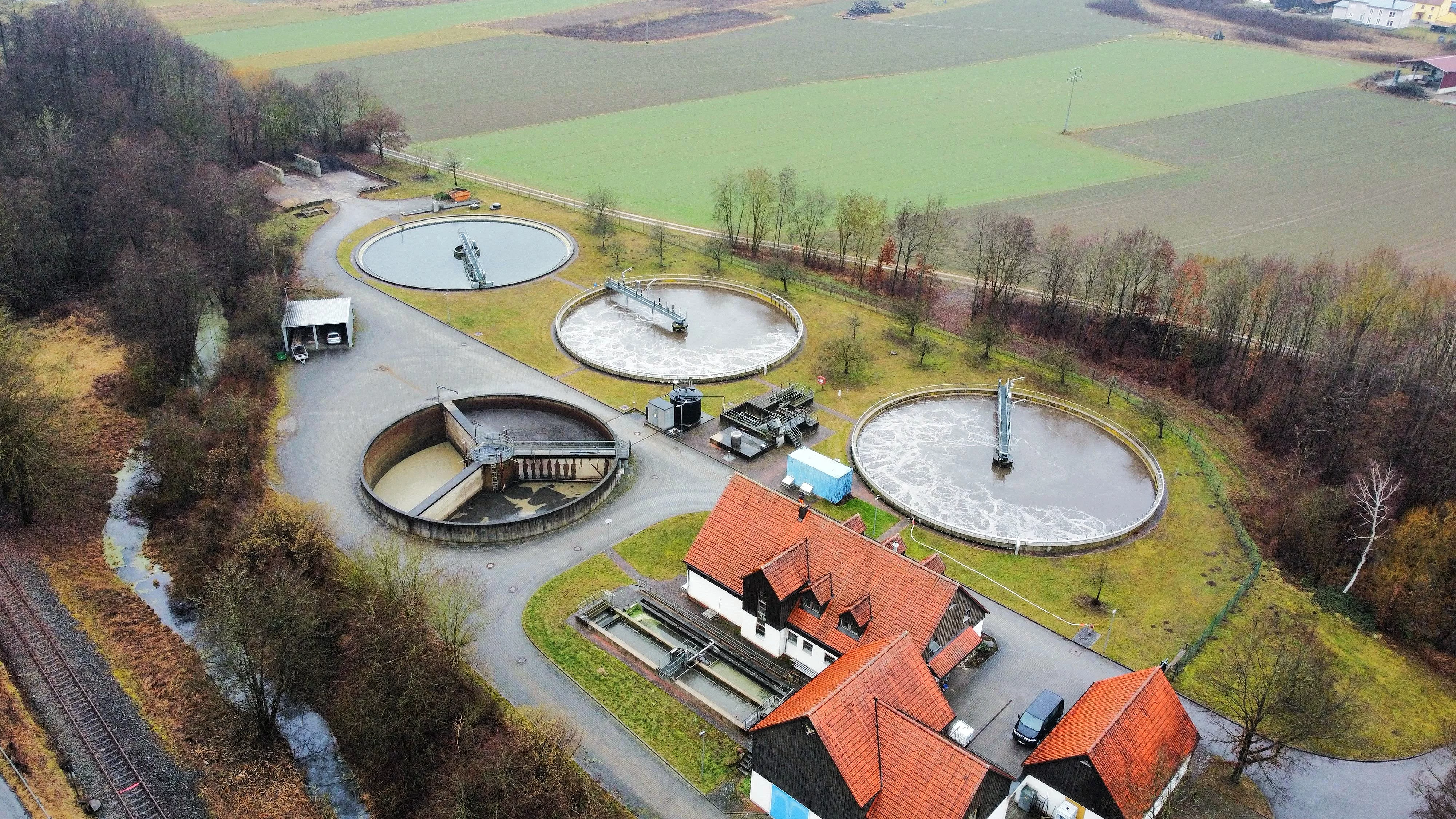 Luftbild mit drei Klärbecken, Betriebshäusern und weiteren Aufbereitungsanlagen