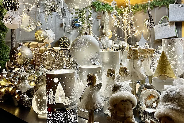 Eine bunte Auswahl verschiedener Deko-Objekte in silber, goldenen und weißen Farben.