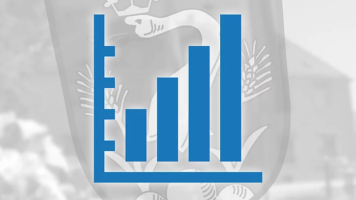 Grafik einer Statistik im Vordergrund. Im Hintergrund das Wappen der Stadt Teublitz und eine Ansicht des Rathauses.