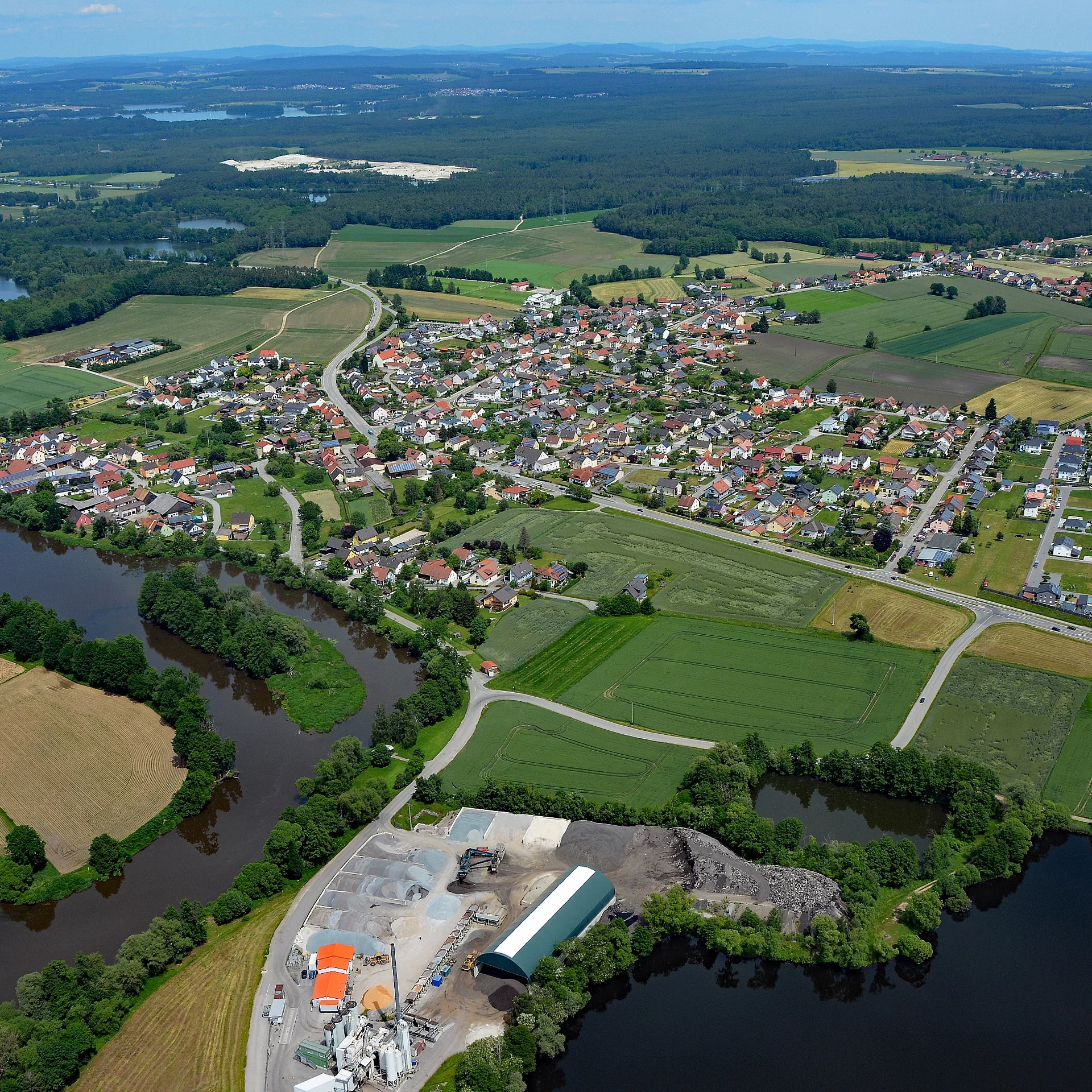 Der Stadtteil Katzdorf aus der Luft mit dem RAM-Mischwerk im unteren Teil des Fotos.