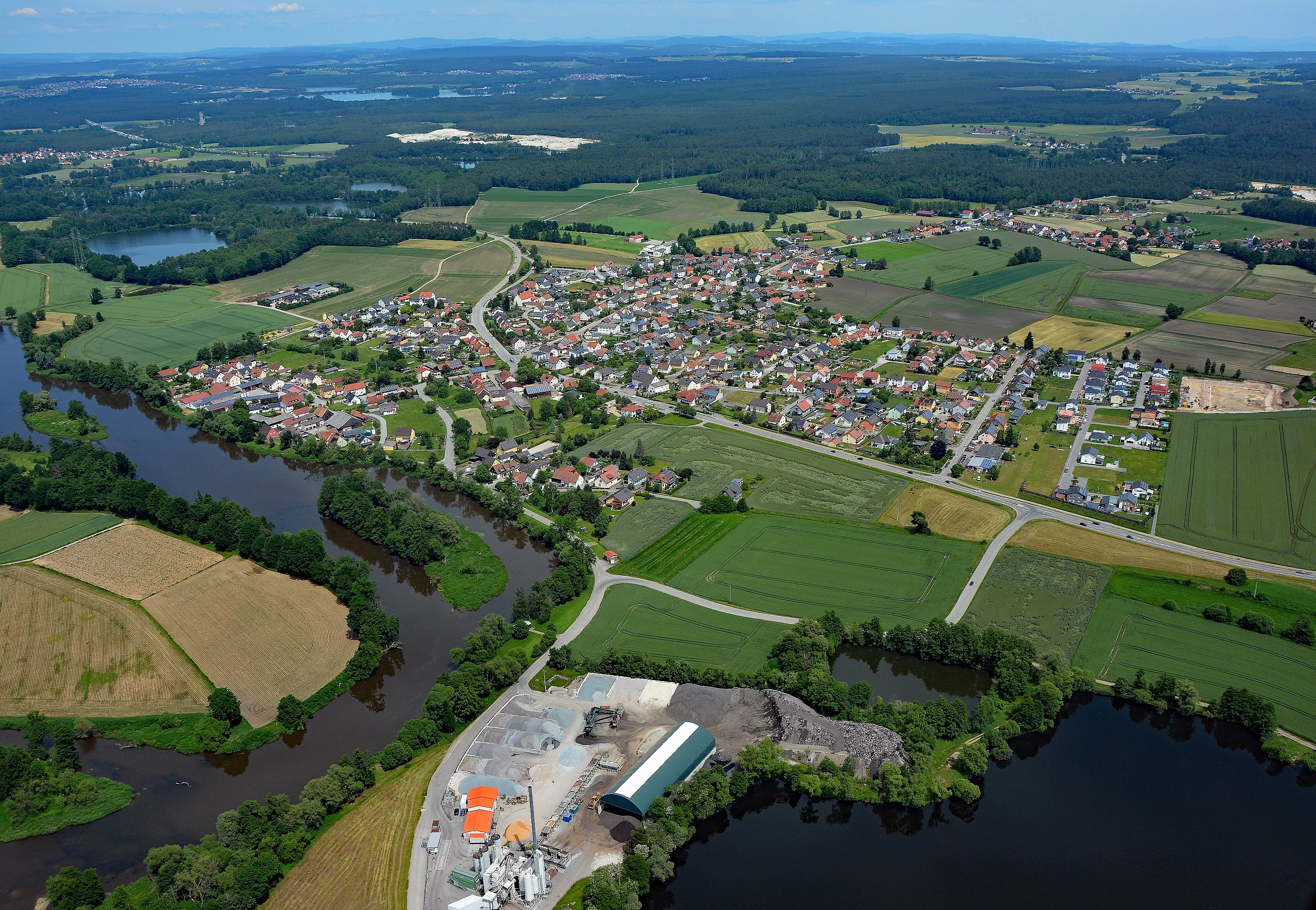 Der Stadtteil Katzdorf aus der Luft mit dem RAM-Mischwerk im unteren Teil des Fotos.
