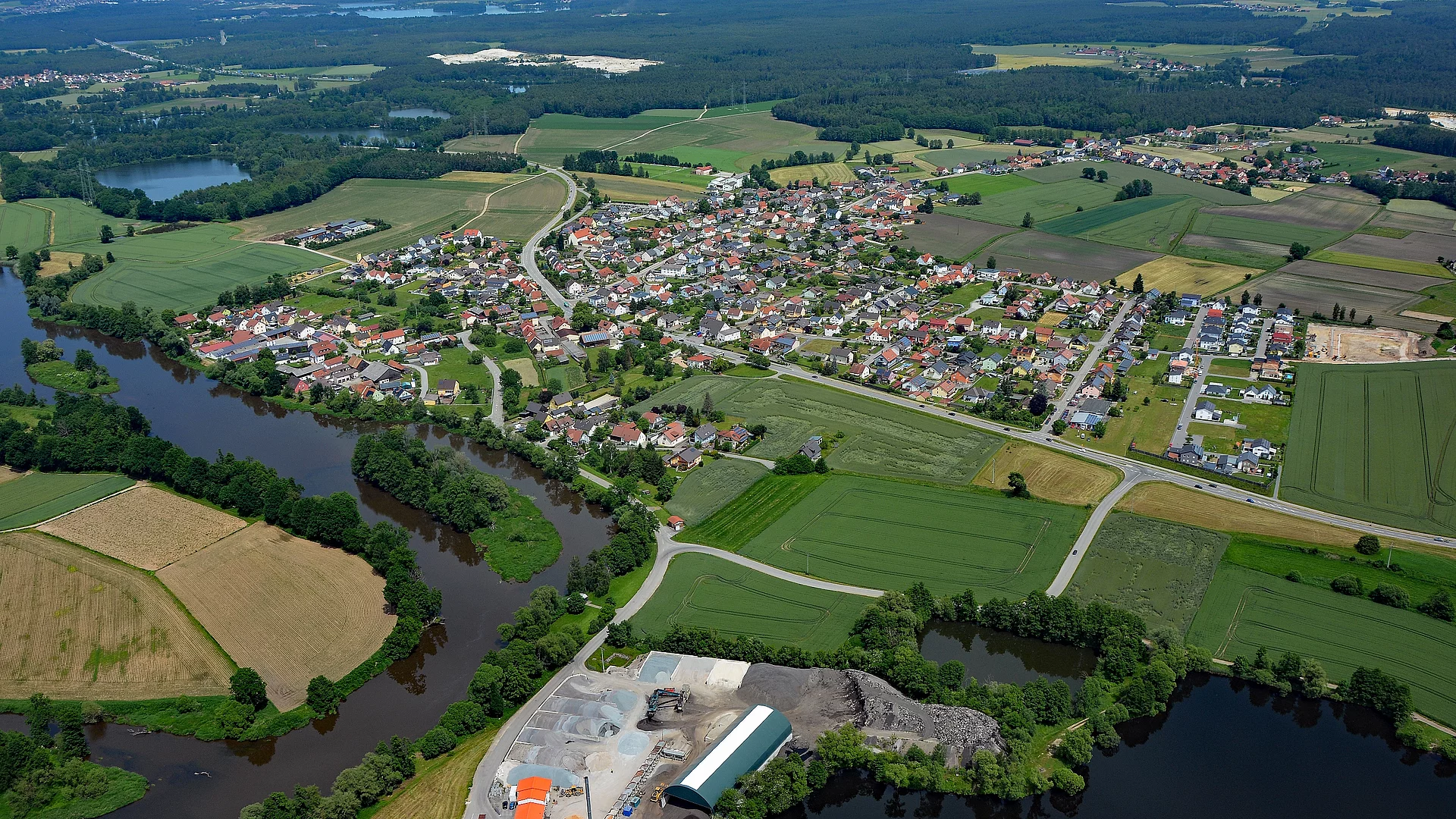 Der Stadtteil Katzdorf aus der Luft mit dem RAM-Mischwerk im unteren Teil des Fotos.