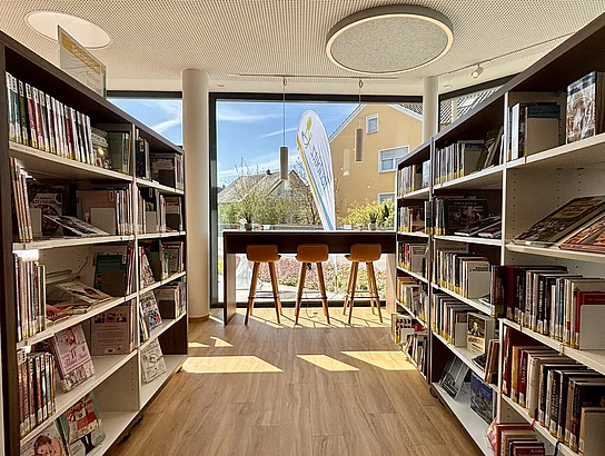 Gemütlicher Lese- und Arbeitsbereich mit Blick ins Freie.