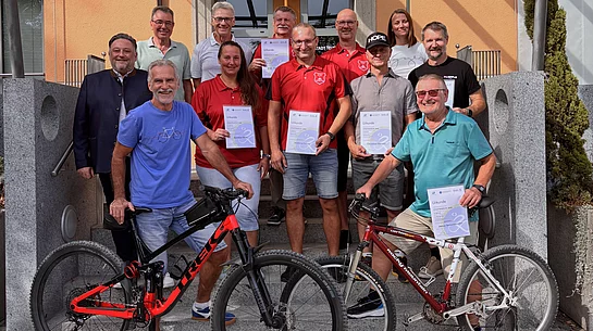 Eine Gruppe der ausgezeichneten Teilnehmerinnen und Teilnehmer des STADTRADELN 2026 steht mit Urkunden und Fahrrädern gemeinsam mit Bürgermeister Thomas Beer vor dem Teublitzer Rathaus.