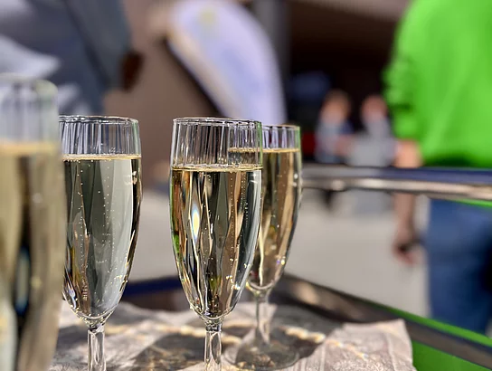 Sektempfang mit gefüllten Gläsern als Teil der Eröffnungsfeier.