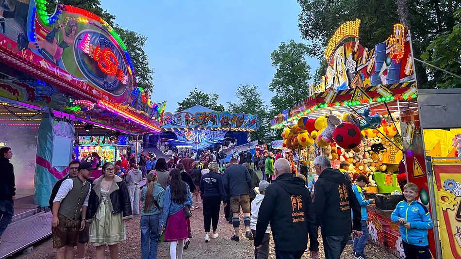 Leuchtende Fahrgeschäfte, Spielbuden und viele Gäste sorgten für Volksfeststimmung im Herzen von Teublitz.