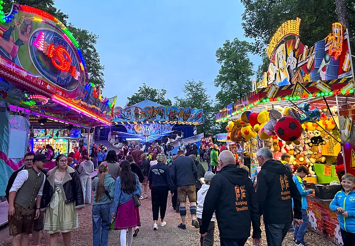 Leuchtende Fahrgeschäfte, Spielbuden und viele Gäste sorgten für Volksfeststimmung im Herzen von Teublitz.