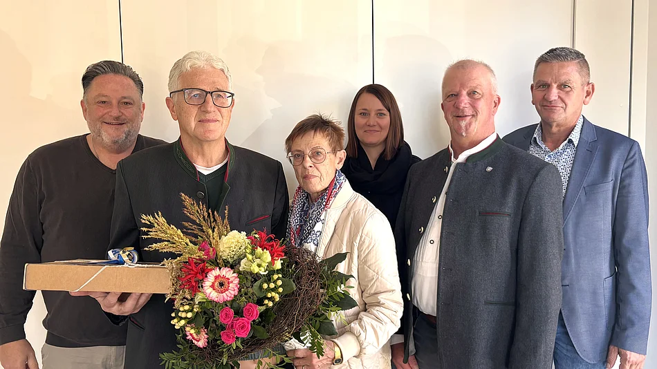 Gruppenfoto anlässlich der offiziellen Verabschiedung von Robert Wutz als Vorsitzender des Seniorenbeirats der Stadt Teublitz. Sechs Personen stehen nebeneinander vor einer hellen Wand im Rathaus.