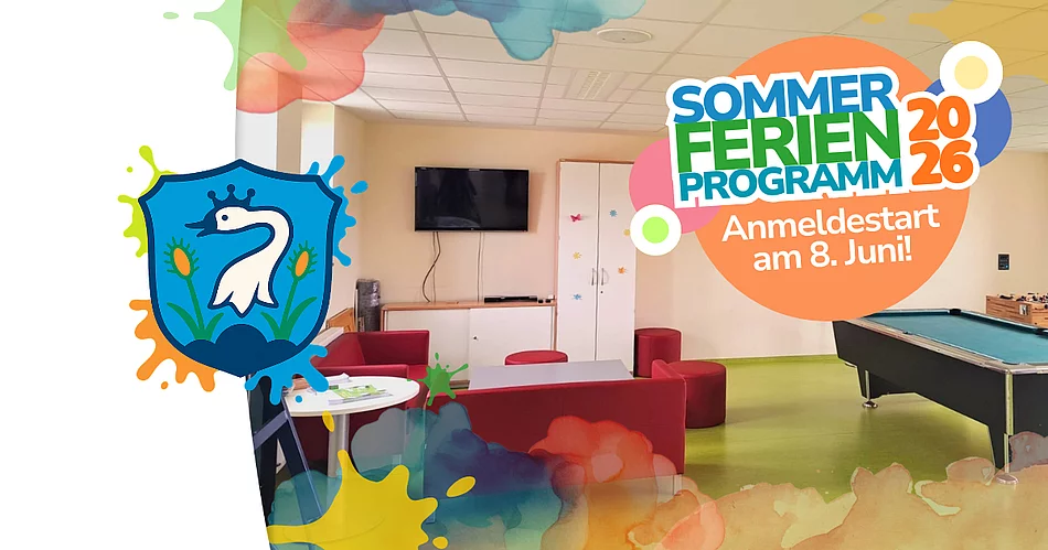 Ein farbenfrohes Werbebild informiert über das Sommerferienprogramm 2026 mit Anmeldestart am 8. Juni. Im Hintergrund ist ein Aufenthaltsraum des Jugendtreffs mit roten Sitzmöbeln, Fernseher und Billardtisch zu sehen. Bunte Farbkleckse und grafische Elemente rahmen das Motiv ein. Links ist das Stadtwappen abgebildet.