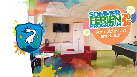 Ein farbenfrohes Werbebild informiert über das Sommerferienprogramm 2026 mit Anmeldestart am 8. Juni. Im Hintergrund ist ein Aufenthaltsraum des Jugendtreffs mit roten Sitzmöbeln, Fernseher und Billardtisch zu sehen. Bunte Farbkleckse und grafische Elemente rahmen das Motiv ein. Links ist das Stadtwappen abgebildet.