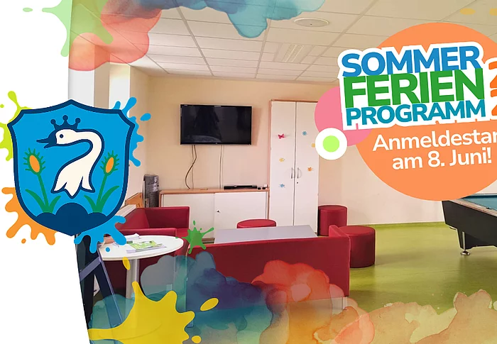 Ein farbenfrohes Werbebild informiert über das Sommerferienprogramm 2026 mit Anmeldestart am 8. Juni. Im Hintergrund ist ein Aufenthaltsraum des Jugendtreffs mit roten Sitzmöbeln, Fernseher und Billardtisch zu sehen. Bunte Farbkleckse und grafische Elemente rahmen das Motiv ein. Links ist das Stadtwappen abgebildet.