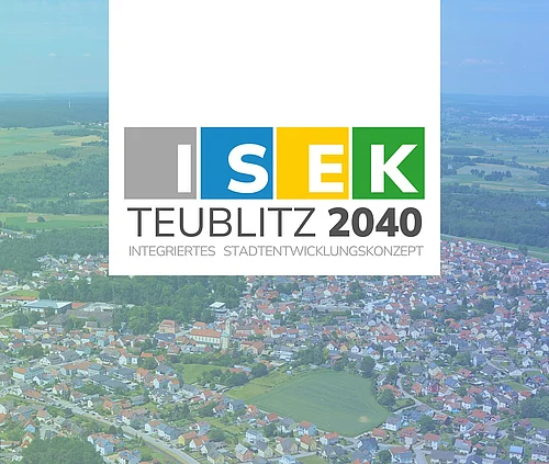 Das offizielle Logo "ISEK Teublitz 2040" und im Hintergrund eine Luftbildaufnahme vom Stadtgebiet Teublitz.