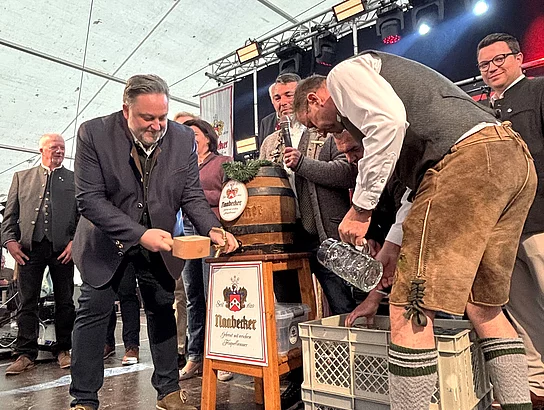 Mit dem traditionellen Bieranstich wurde das Teublitzer Volksfest 2026 offiziell eröffnet.