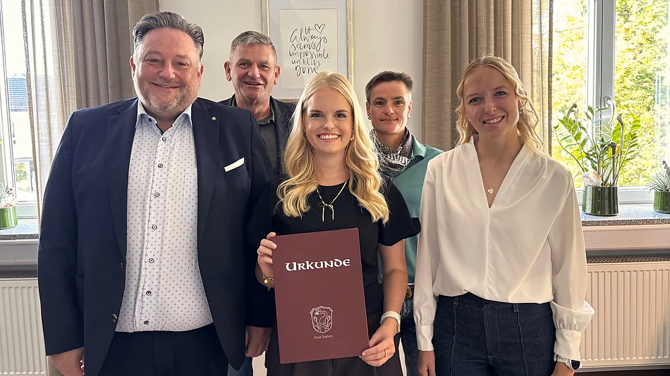 Gruppenfoto anlässlich des Ausbildungsabschlusses von Anna-Maria Schmid im Teublitzer Rathaus. Anna-Maria Schmid steht mit ihrer Abschlussurkunde in der Mitte. Um sie herum stehen Bürgermeister Thomas Beer, Geschäftsleiter Franz Härtl, Bauamtsleiterin Sabine Eichinger und die stellvertretende Personalratsvorsitzende Anna Beer. Alle fünf blicken lächelnd in die Kamera.