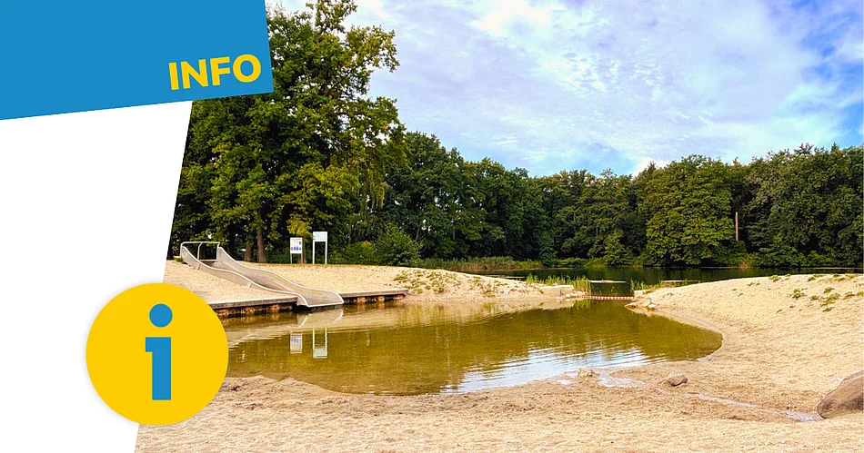 Blick auf den flachen Kinderbereich der Badestelle „Höllohe“ in Teublitz mit Sandstrand, Wasserrutsche und angrenzendem Weiher; die Grafik ist mit einem Info-Symbol versehen.