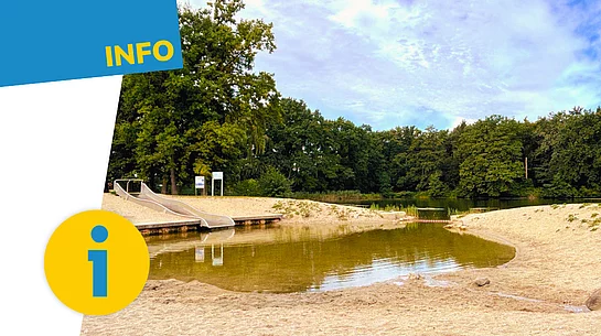 Blick auf den flachen Kinderbereich der Badestelle „Höllohe“ in Teublitz mit Sandstrand, Wasserrutsche und angrenzendem Weiher; die Grafik ist mit einem Info-Symbol versehen.
