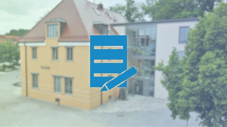 Symbole für eine Bewerbung vor einer Ansicht des Teublitzer Rathauses.