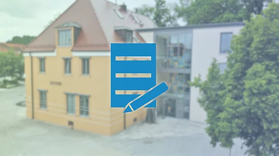 Symbole für eine Bewerbung vor einer Ansicht des Teublitzer Rathauses.