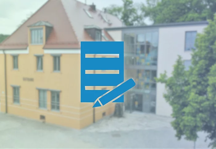 Symbole für eine Bewerbung vor einer Ansicht des Teublitzer Rathauses.