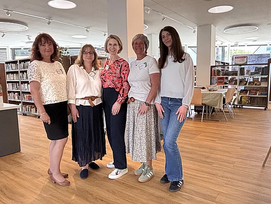 Das Team der Stadtbücherei Teublitz präsentiert sich in den neuen Räumlichkeiten.