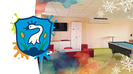 Blick in den Jugendtreff. Im Vordergrund verschiedene grafische winterliche Objekte.