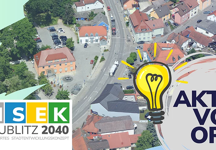 Eine Luftaufnahme eines Stadtbereichs mit Straßen, Gebäuden und Kirche wird von grafischen Elementen wie einer leuchtenden Glühbirne, dem Schriftzug „AKTIV VOR ORT!“ sowie dem Logo des Stadtentwicklungskonzepts „ISEK Teublitz 2040“ überlagert und weist auf eine Beteiligungsaktion hin.