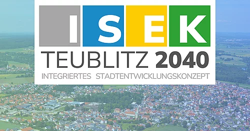 Das offizielle Logo "ISEK Teublitz 2040" und im Hintergrund eine Luftbildaufnahme vom Stadtgebiet Teublitz.