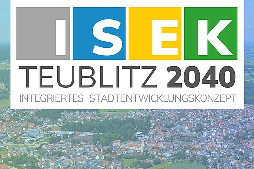 Das offizielle Logo "ISEK Teublitz 2040" und im Hintergrund eine Luftbildaufnahme vom Stadtgebiet Teublitz.