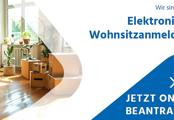 Grafik zur elektronischen Wohnsitzanmeldung. Zu sehen ist ein heller Wohnraum mit zahlreichen Umzugskartons. Daneben steht der Hinweis „Wir sind digital! Elektronische Wohnsitzanmeldung – Jetzt online beantragen!“.