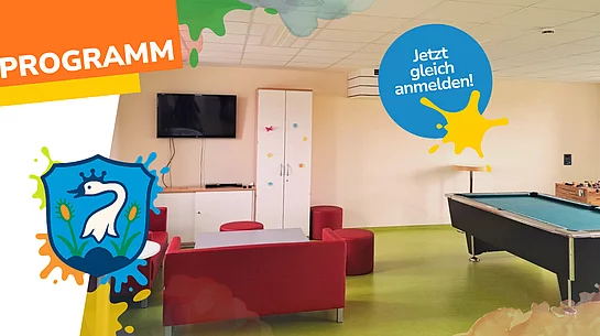 Grafik zur Ankündigung des Programms im Teublitzer Jugendtreff. Zu sehen ist der Innenraum des Jugendtreffs mit einer roten Sitzecke, Tischen, einem Fernseher sowie einem Billardtisch und einem Tischkicker. Die Grafik ist mit farbigen Gestaltungselementen in Orange, Gelb, Blau und Grün versehen. Links oben steht in weißer Schrift „PROGRAMM“. Darunter ist das Wappen des Jugendtreffs mit einem weißen Schwan auf blauem Grund abgebildet. Rechts oben befindet sich ein blauer Kreis mit der weißen Aufschrift „Jetzt gleich anmelden!“.